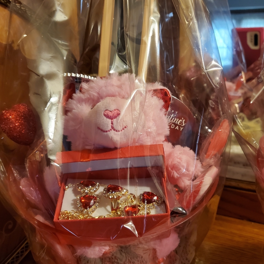 ELEGANT VALENTINE'S JEWELRY BOUQUET BASKETS